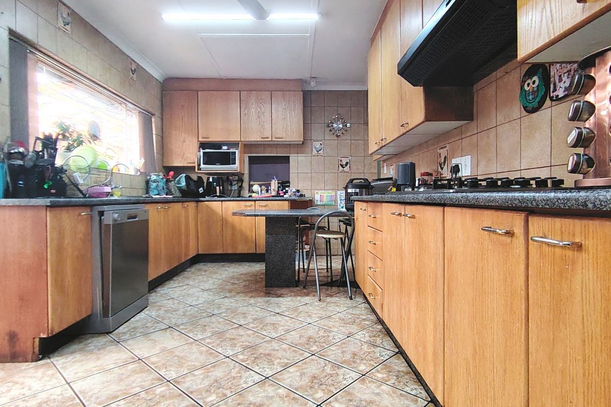 Family Home with Pool, Lapa & Wendy House in SW5 - Photo 2