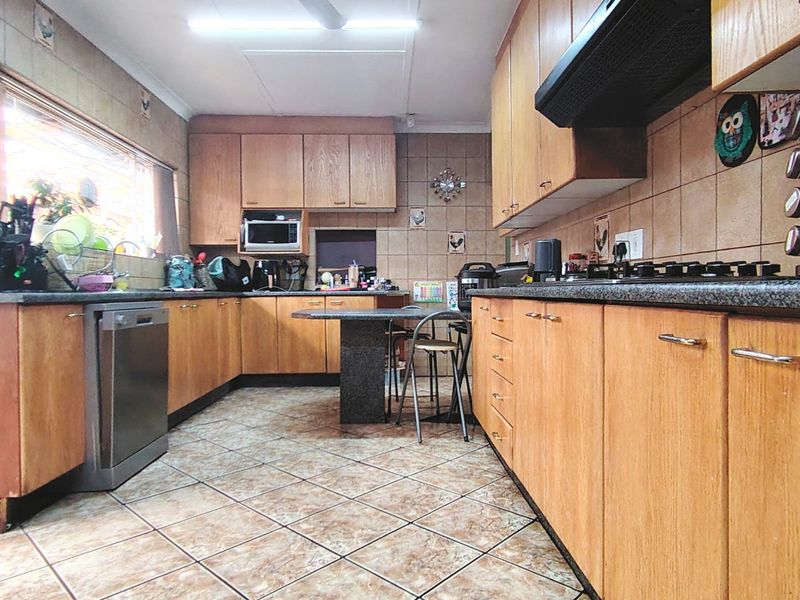 Family Home with Pool, Lapa & Wendy House in SW5 - Photo 2