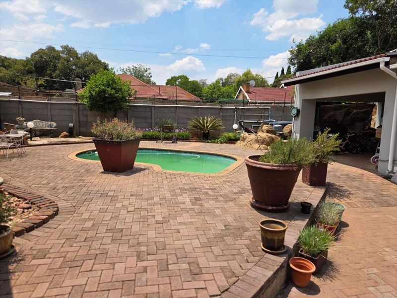 Spacious Family Home with Granny Flat and Pool - Photo 3