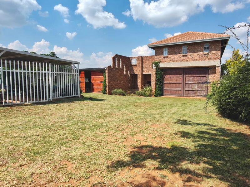 Spacious Double-Storey Home with Dam Views - Photo 2