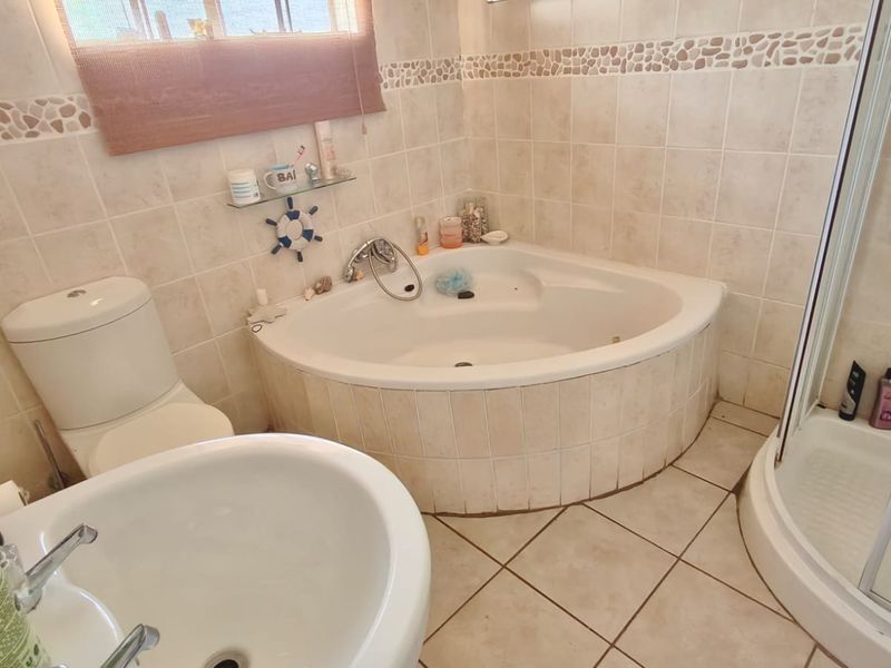 Spacious Double-Storey Home with Dam Views - Photo 7