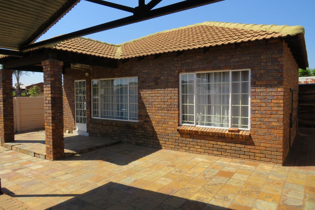 Secure Estate Living in Popular Andeon - Photo 4