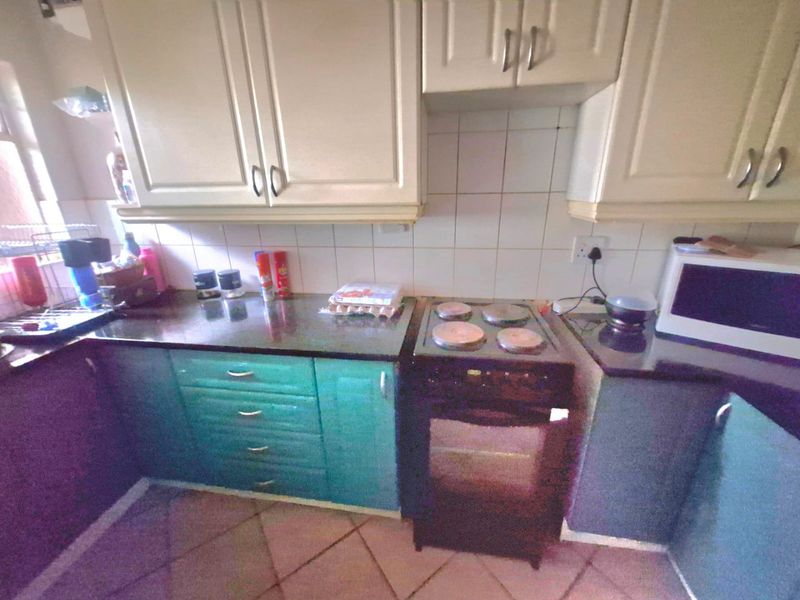 Charming Family Townhouse in Popular Sinoville - Photo 9