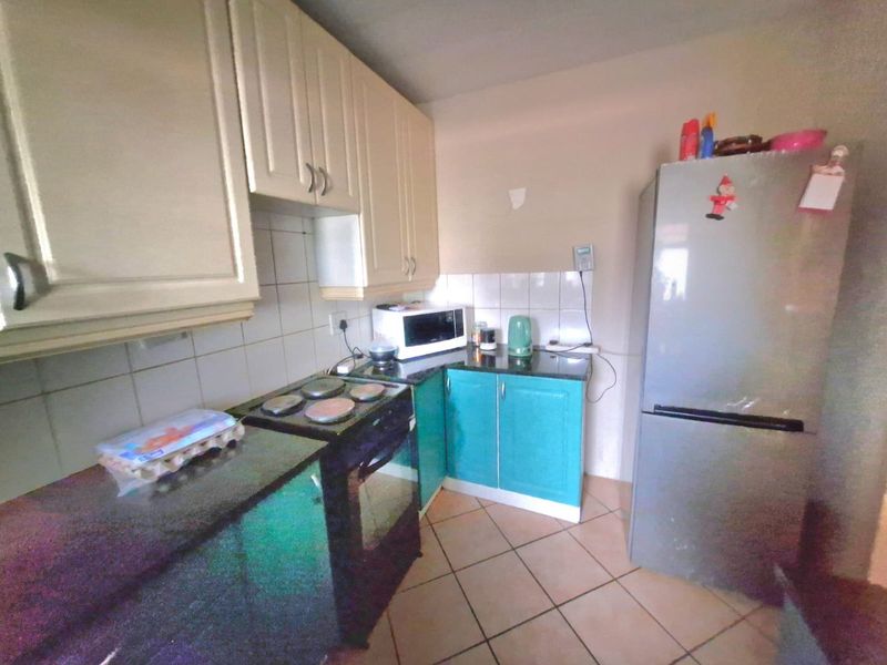 Charming Family Townhouse in Popular Sinoville - Photo 10