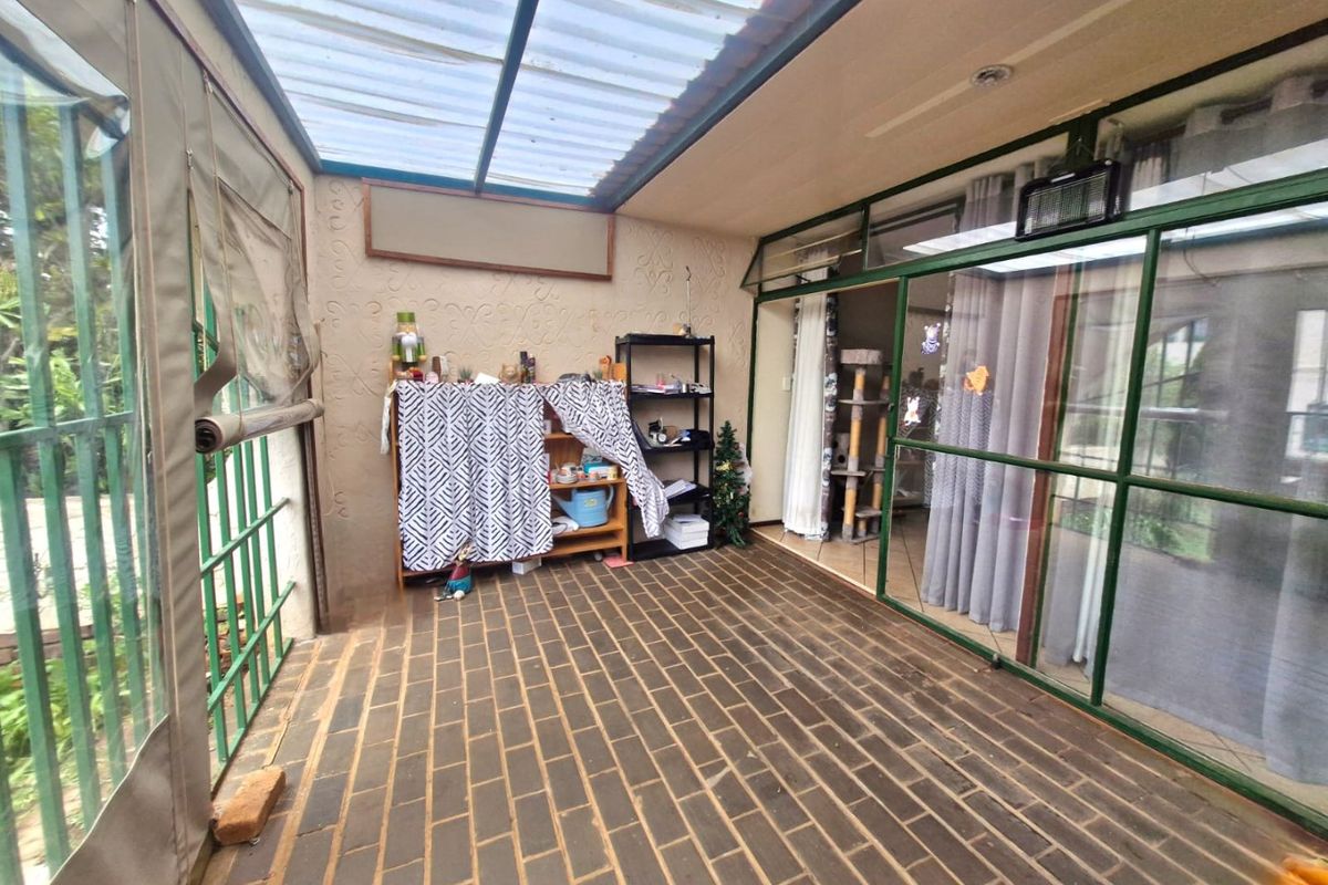 Charming Family Townhouse in Popular Sinoville - Photo 3