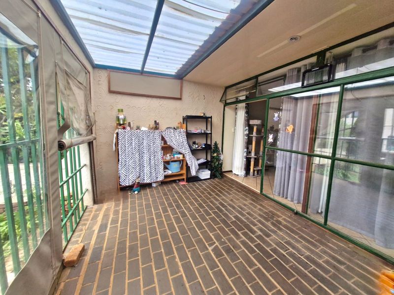 Charming Family Townhouse in Popular Sinoville - Photo 3