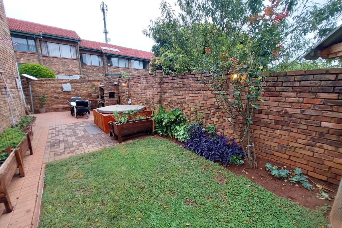 Spacious Townhouse With Garden And Jacuzzi - Photo 5