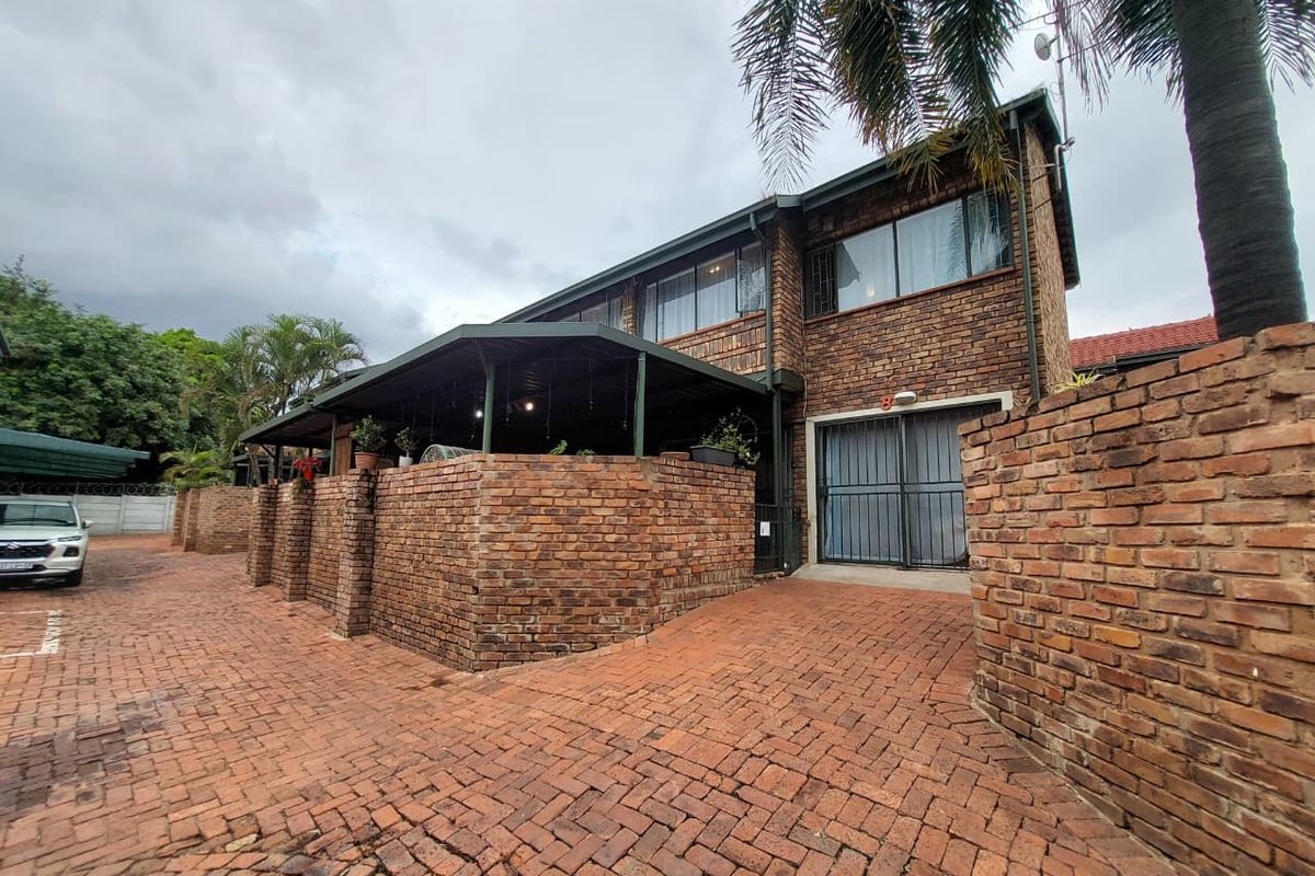 Spacious Townhouse With Garden And Jacuzzi - Photo 4