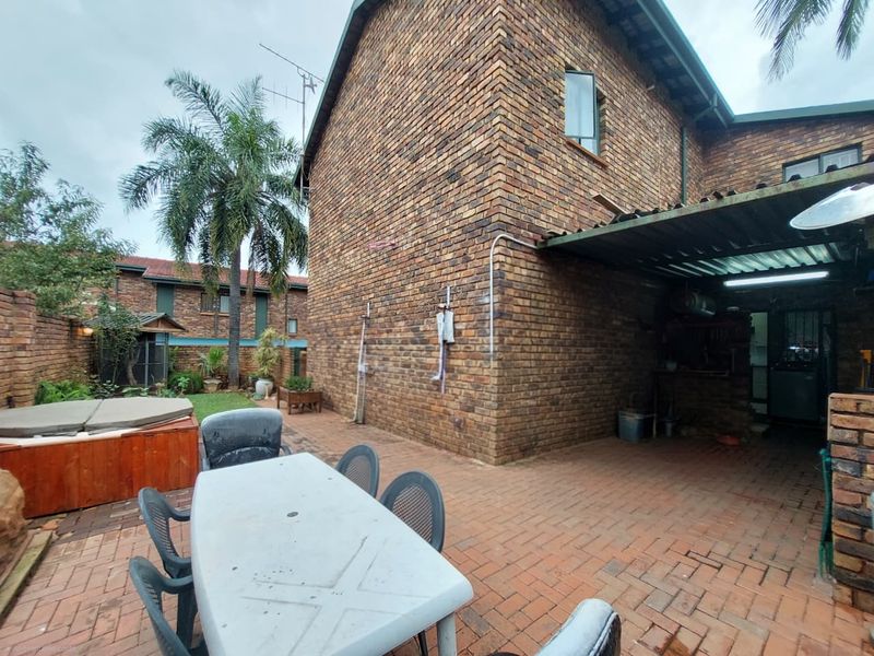 Spacious Townhouse With Garden And Jacuzzi - Photo 7