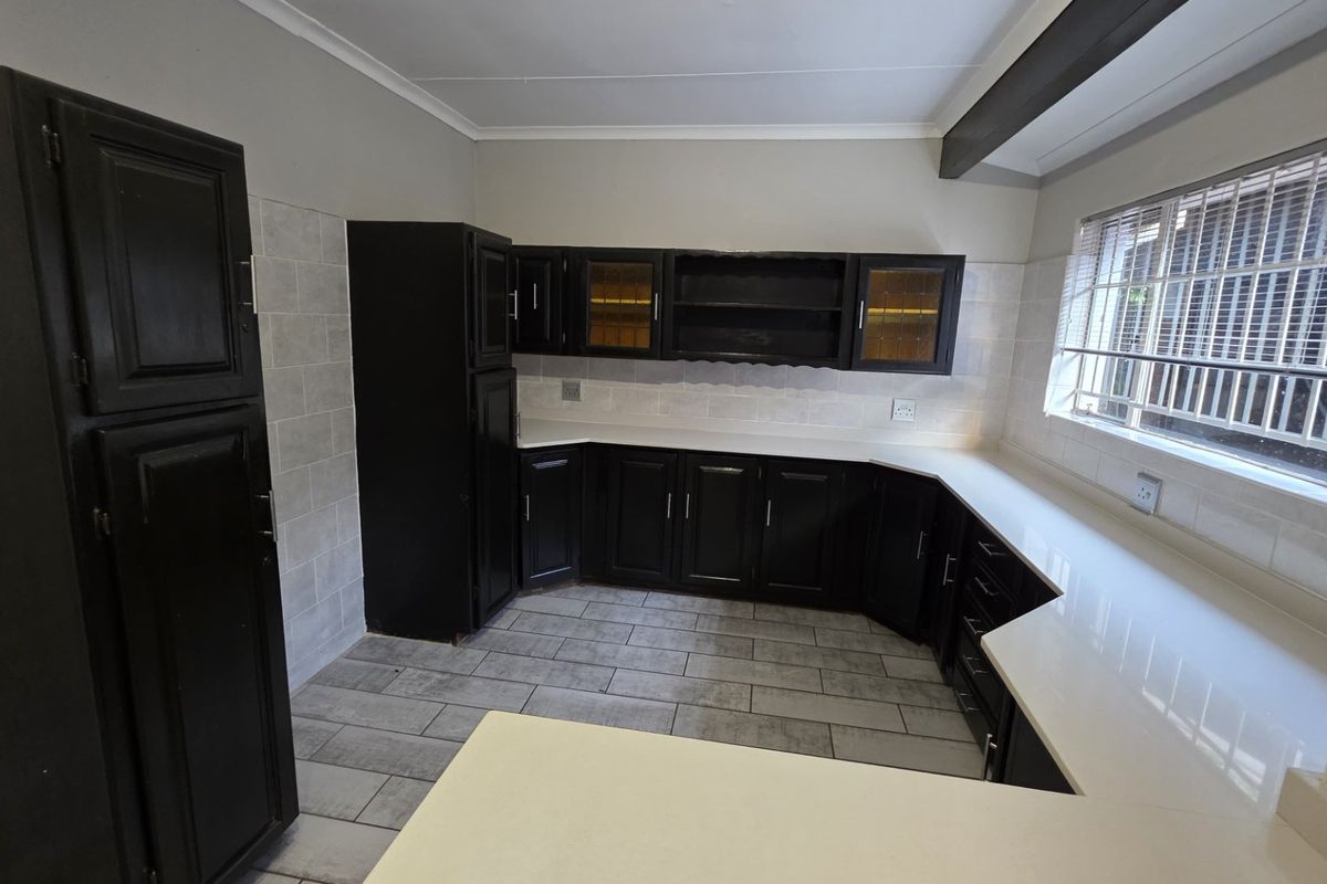 Spacious Family Home With Flatlet - Photo 3