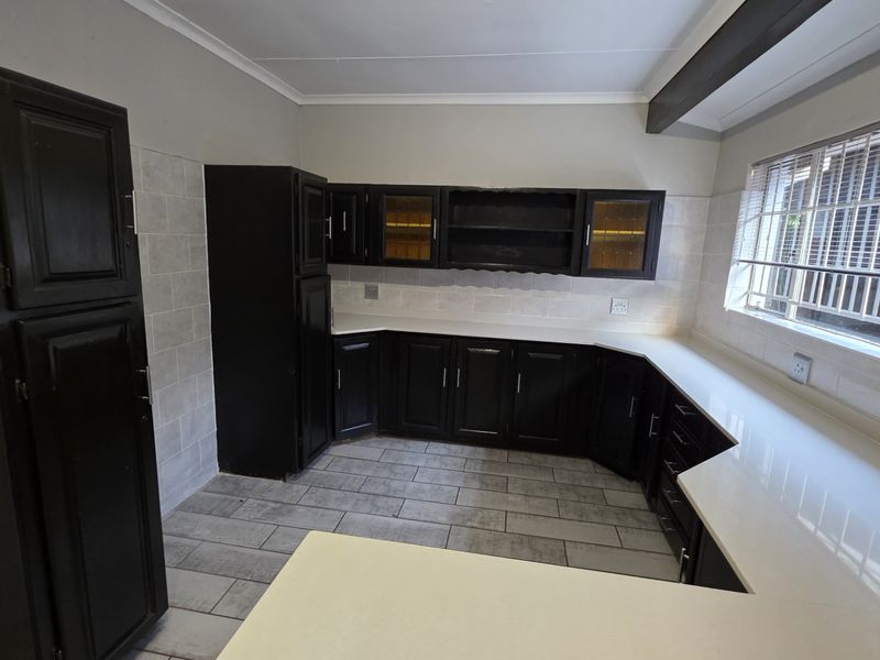 Spacious Family Home With Flatlet - Photo 3