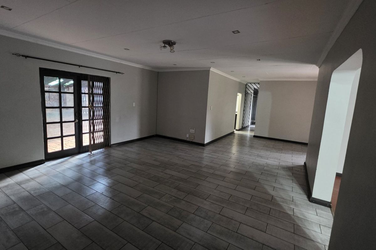 Spacious Family Home With Flatlet - Photo 2