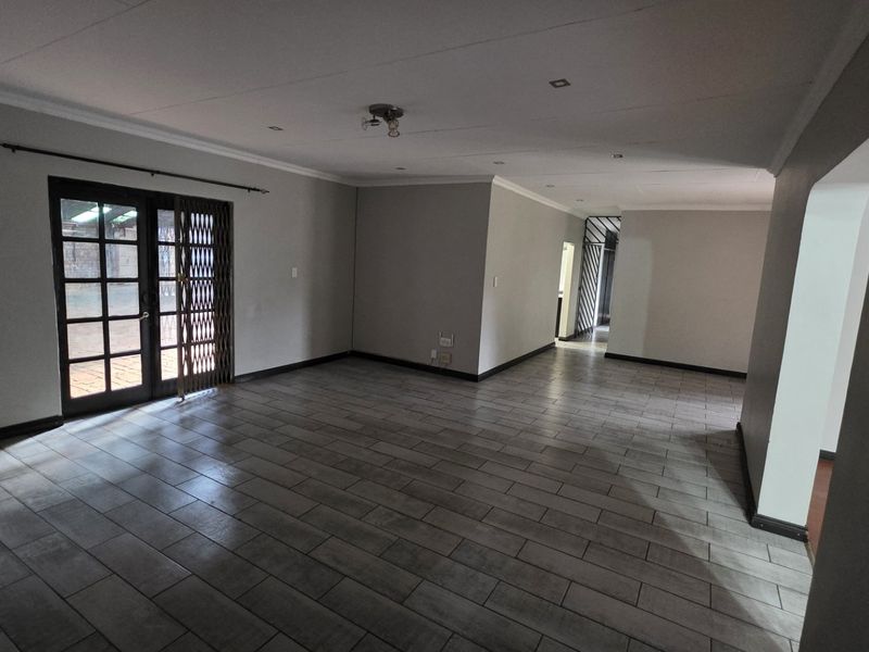 Spacious Family Home With Flatlet - Photo 2