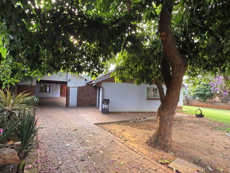 Spacious Family Home With Flatlet - Photo 10