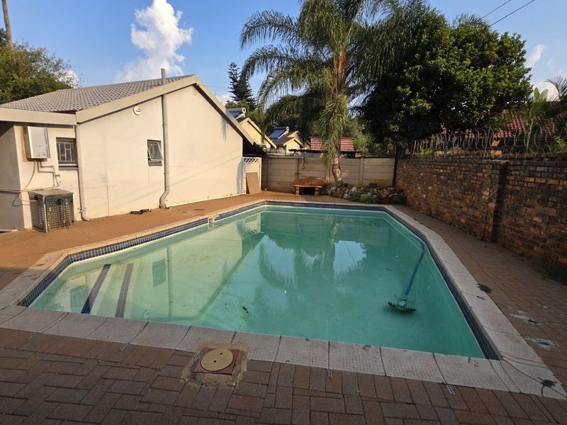 Spacious Family Home With Flatlet - Photo 9