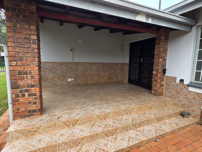 Spacious Family Home With Flatlet - Photo 8