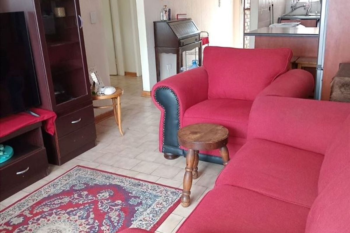 Cozy Home with Practical Living Spaces - Photo 2