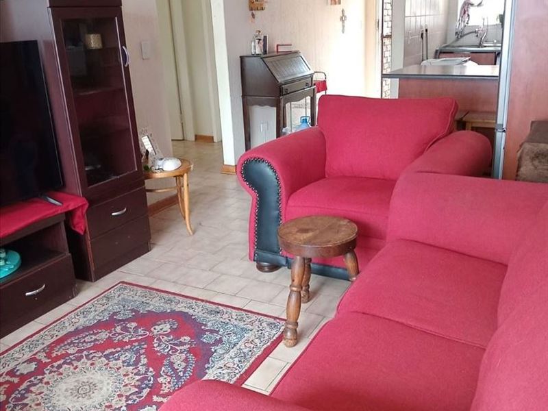 Cozy Home with Practical Living Spaces - Photo 2