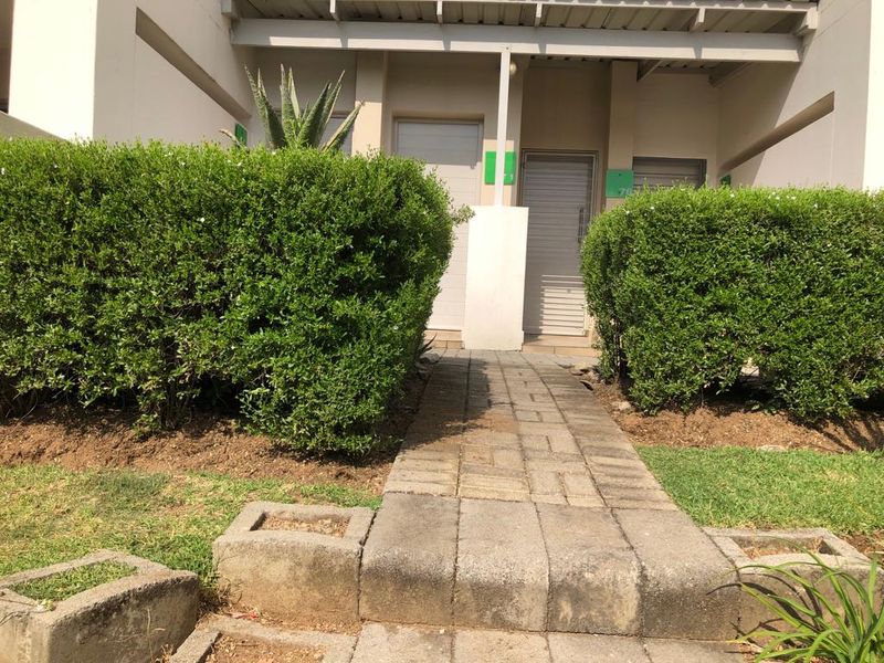 2  Bed 1 bath Soho lofts Grand Fourways. - Photo 6