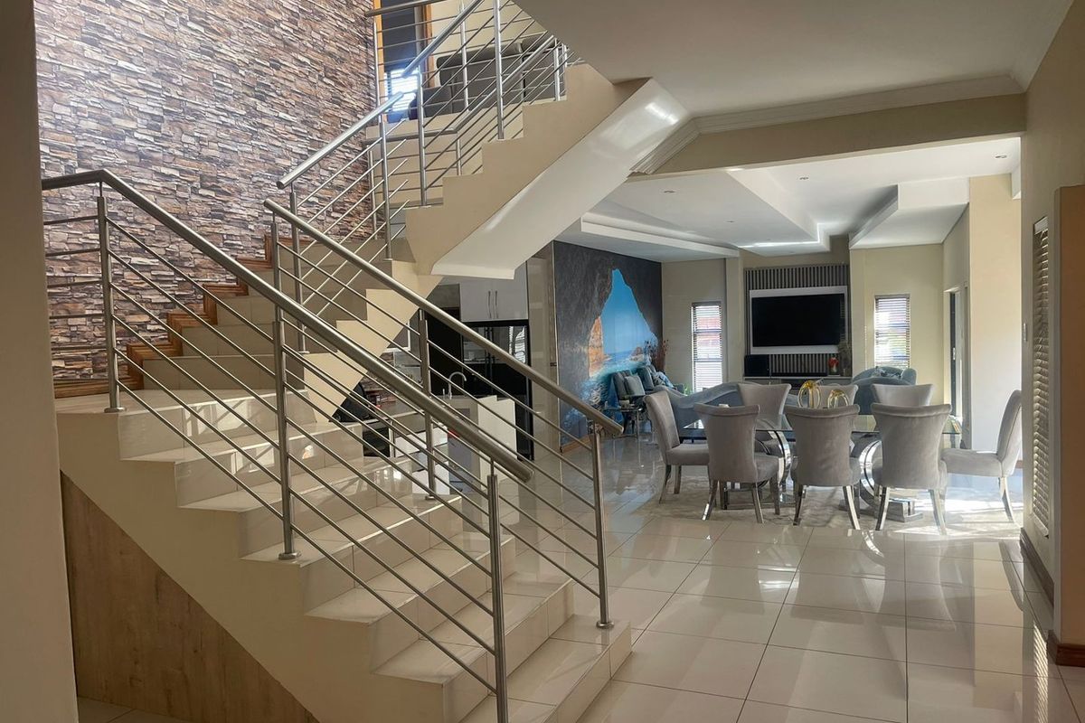 6 Bedroom property for sale in Magaliesberg Country Estate. - Photo 4