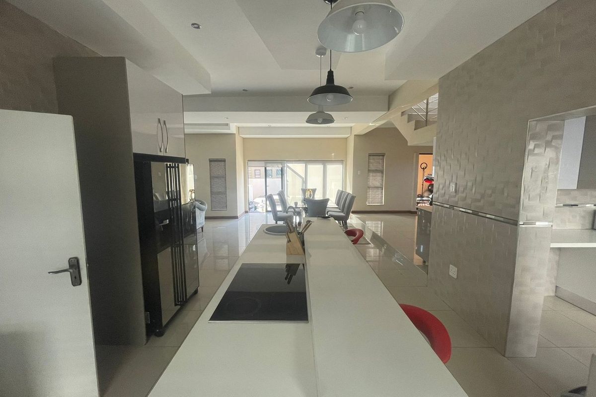 6 Bedroom property for sale in Magaliesberg Country Estate. - Photo 3