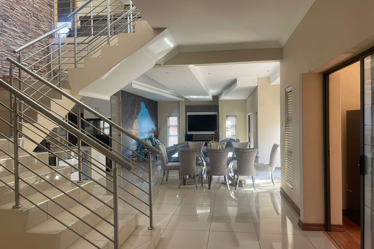 6 Bedroom property for sale in Magaliesberg Country Estate. - Photo 2