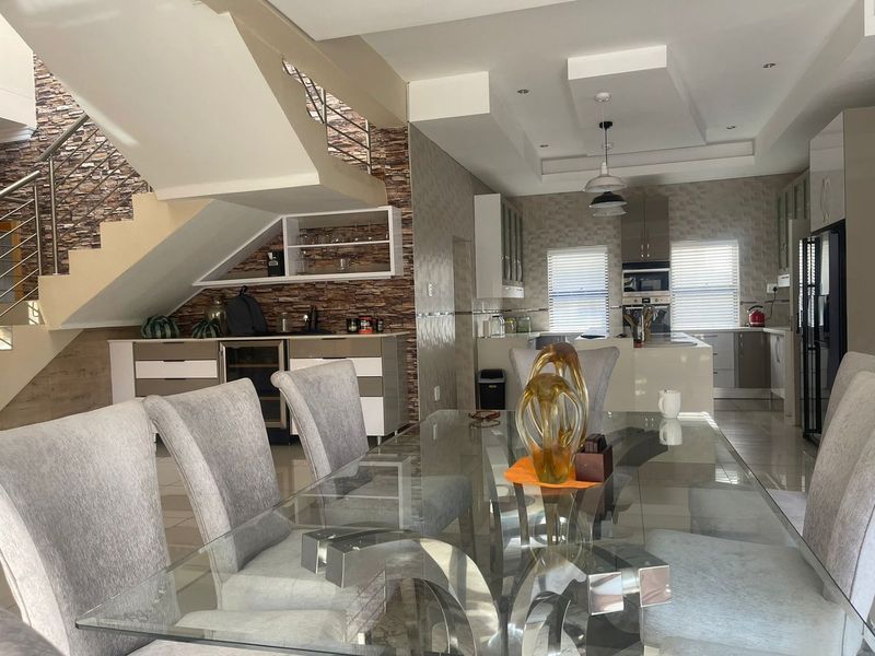6 Bedroom property for sale in Magaliesberg Country Estate. - Photo 4