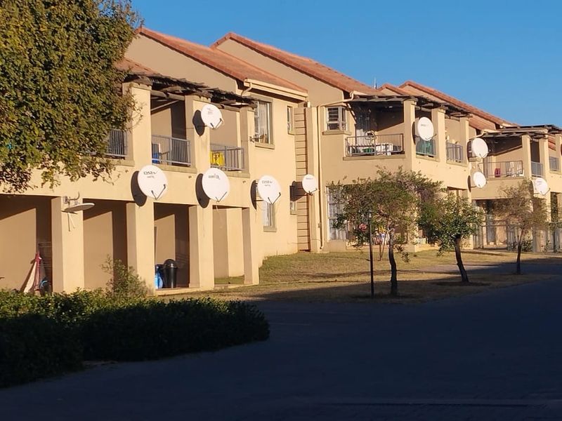 Stylish Townhouse in Leeuwenhof Estate - Photo 1