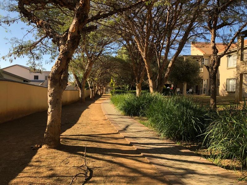 Stylish Townhouse in Leeuwenhof Estate - Photo 9