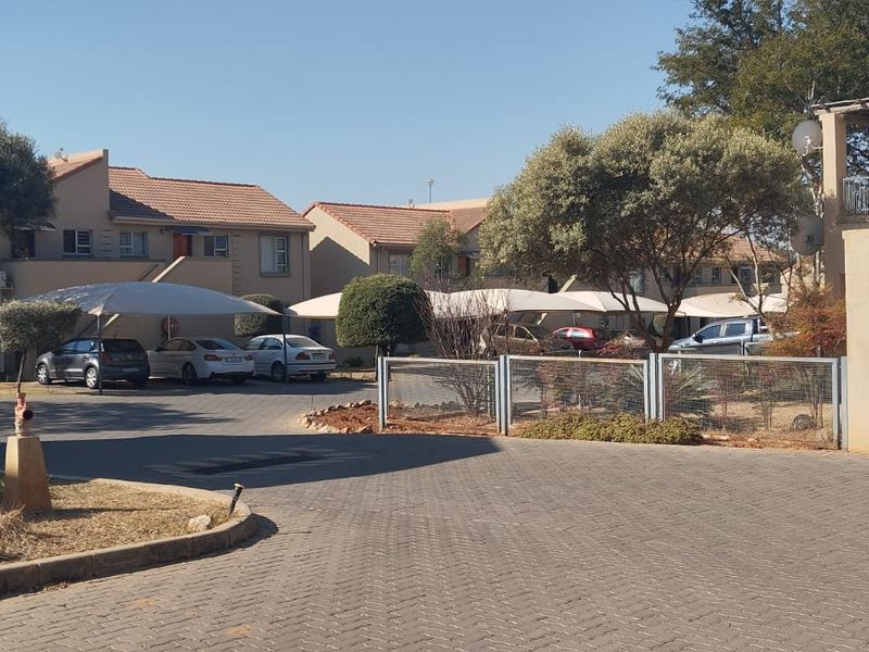 Stylish Townhouse in Leeuwenhof Estate - Photo 8