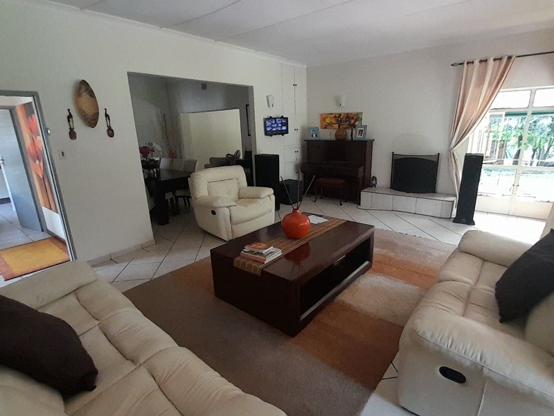 Massive 4 bedroom 3 bath House with Guest suite - Photo 3