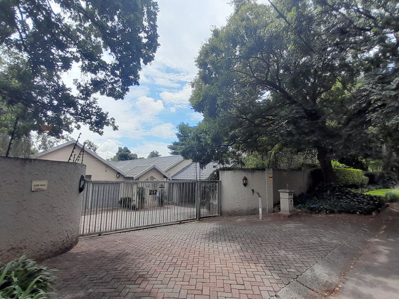 Massive 4 bedroom 3 bath House with Guest suite - Photo 9