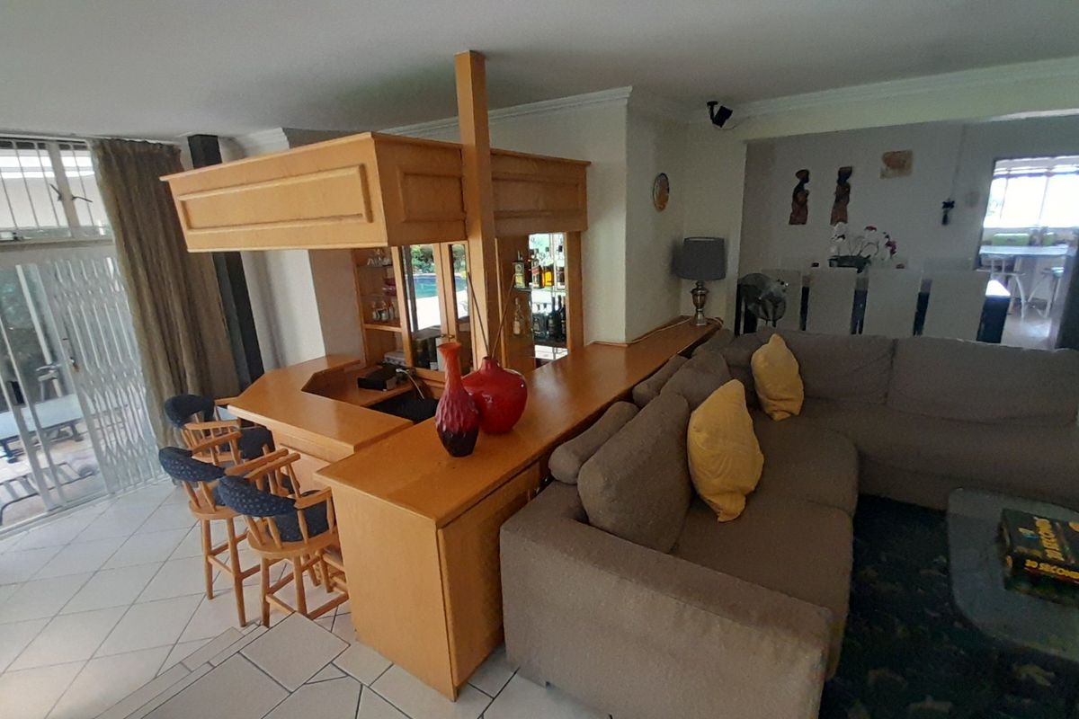 Massive 4 bedroom 3 bath House with Guest suite - Photo 2