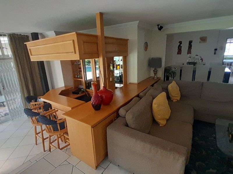Massive 4 bedroom 3 bath House with Guest suite - Photo 2