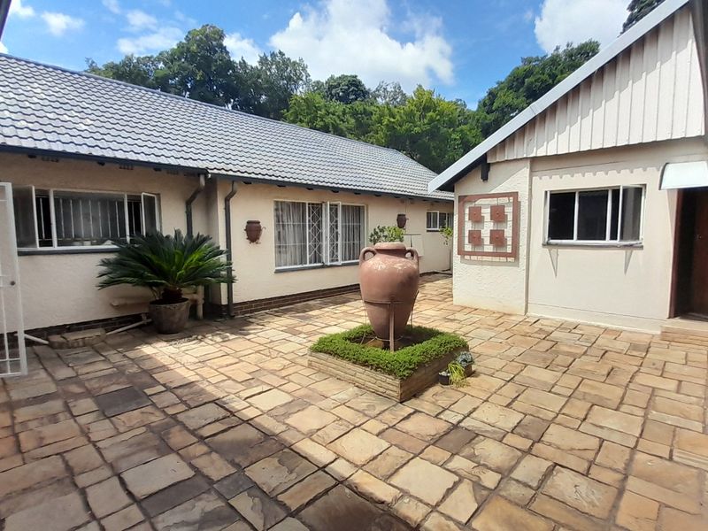 Massive 4 bedroom 3 bath House with Guest suite - Photo 4