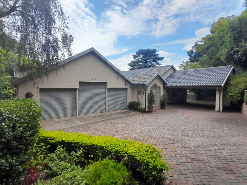 Massive 4 bedroom 3 bath House with Guest suite - Photo 1