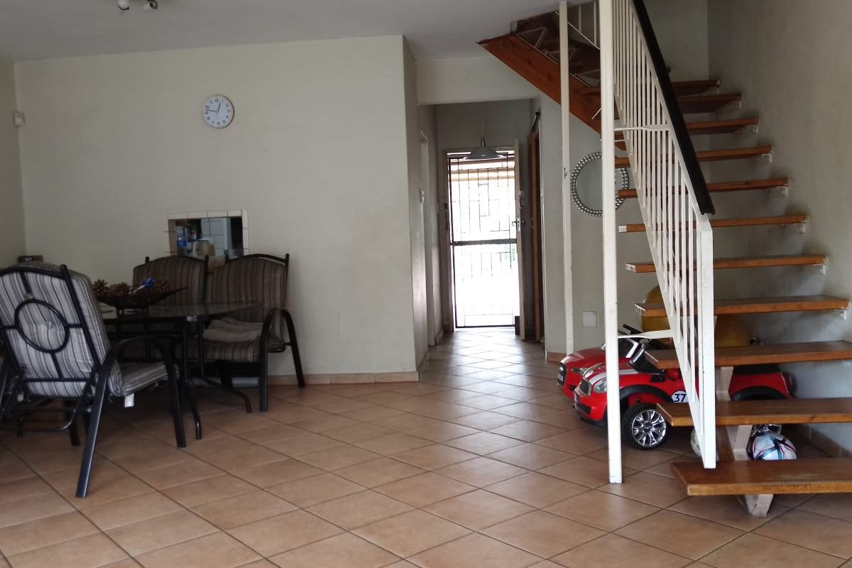 Charming Meyerspark Duplex with parking and garden view - Photo 4