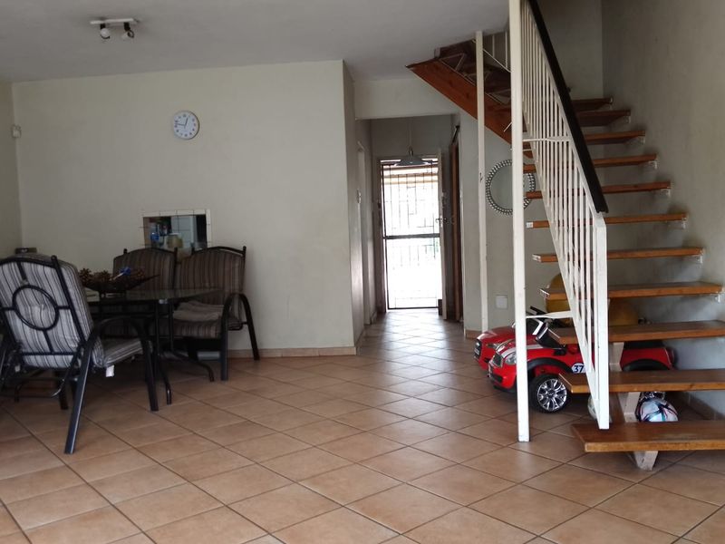 Charming Meyerspark Duplex with parking and garden view - Photo 4