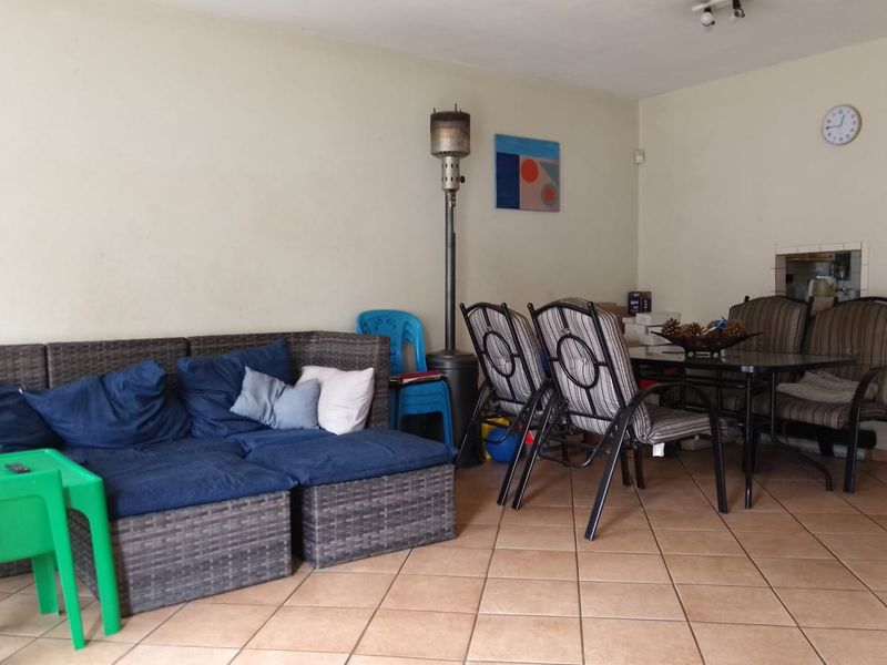 Charming Meyerspark Duplex with parking and garden view - Photo 3