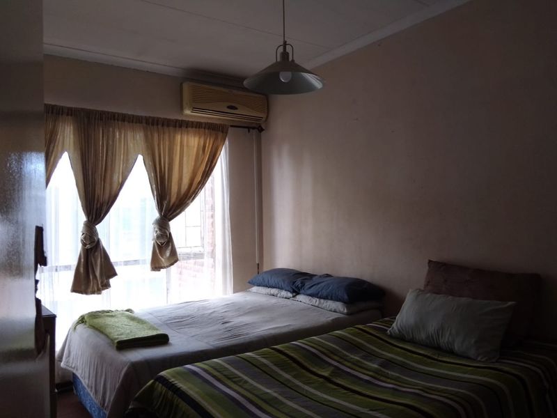 Charming Meyerspark Duplex with parking and garden view - Photo 9