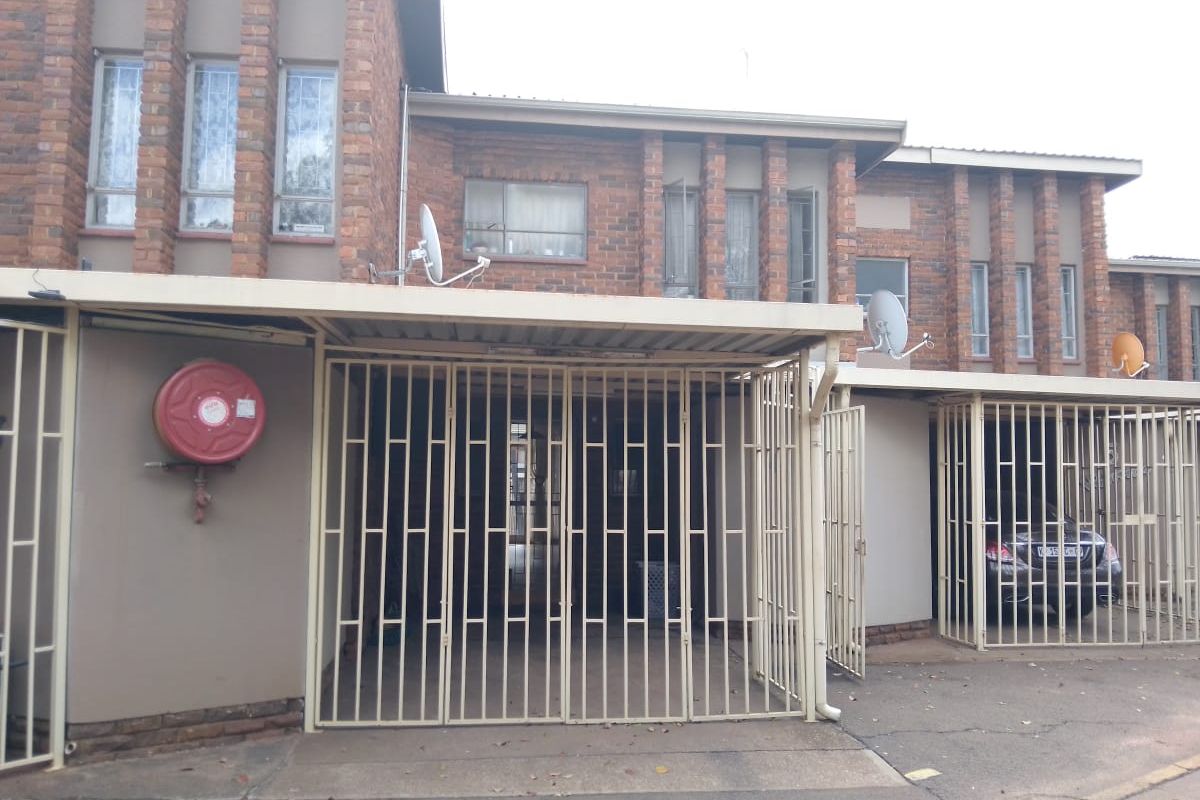 Charming Meyerspark Duplex with parking and garden view - Photo 2