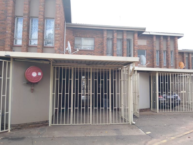 Charming Meyerspark Duplex with parking and garden view - Photo 2