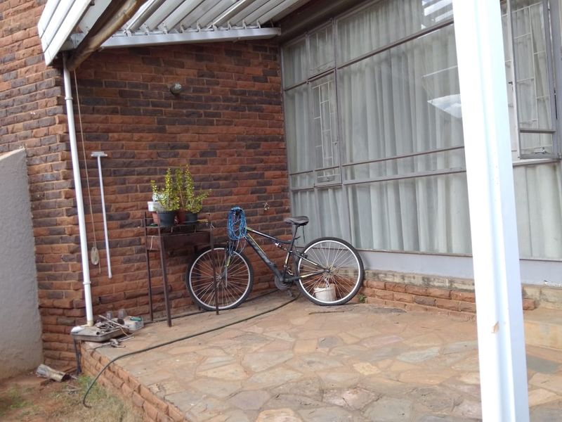 Charming Meyerspark Duplex with parking and garden view - Photo 8