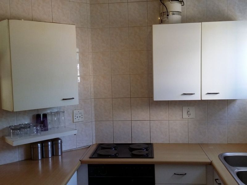 Sunny maintained home with 2 gardens, 2 pools and very pet friendly - Photo 5