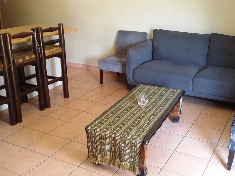 Sunny maintained home with 2 gardens, 2 pools and very pet friendly - Photo 2