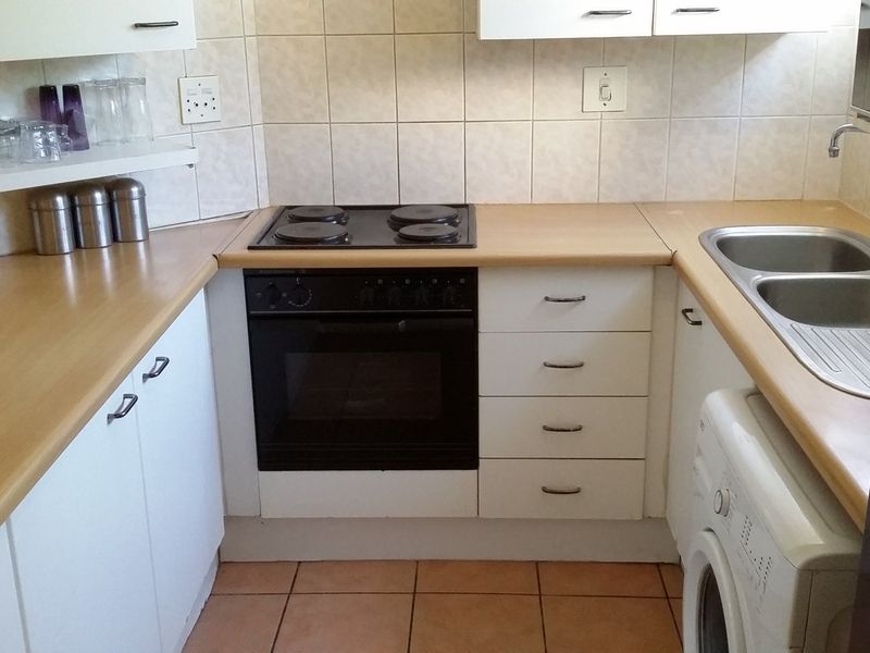 Sunny maintained home with 2 gardens, 2 pools and very pet friendly - Photo 4