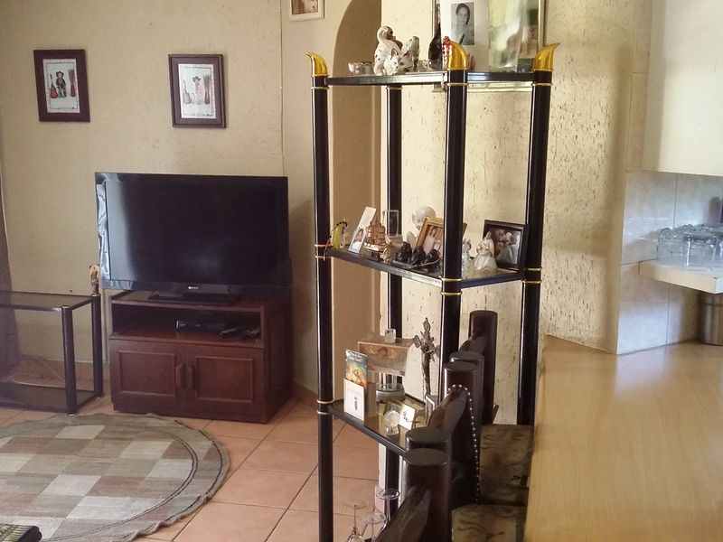 Sunny maintained home with 2 gardens, 2 pools and very pet friendly - Photo 10