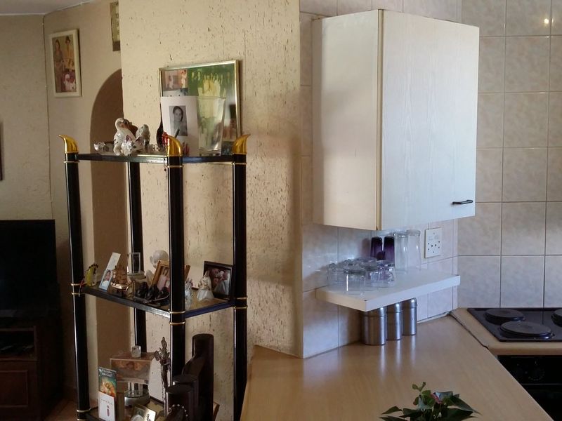 Sunny maintained home with 2 gardens, 2 pools and very pet friendly - Photo 9