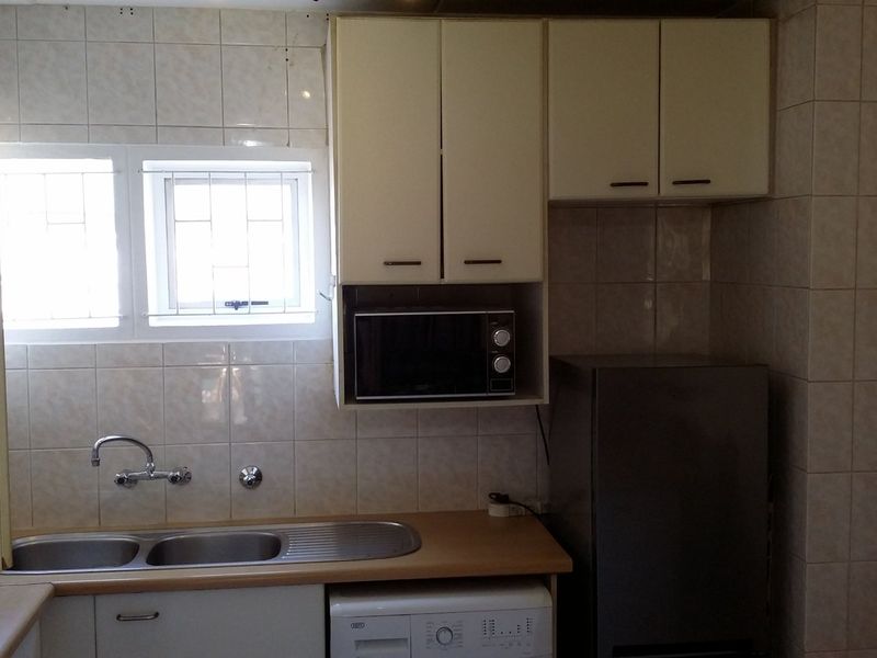 Sunny maintained home with 2 gardens, 2 pools and very pet friendly - Photo 8