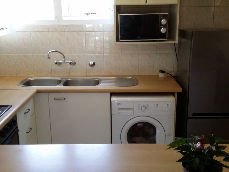 Sunny maintained home with 2 gardens, 2 pools and very pet friendly - Photo 6